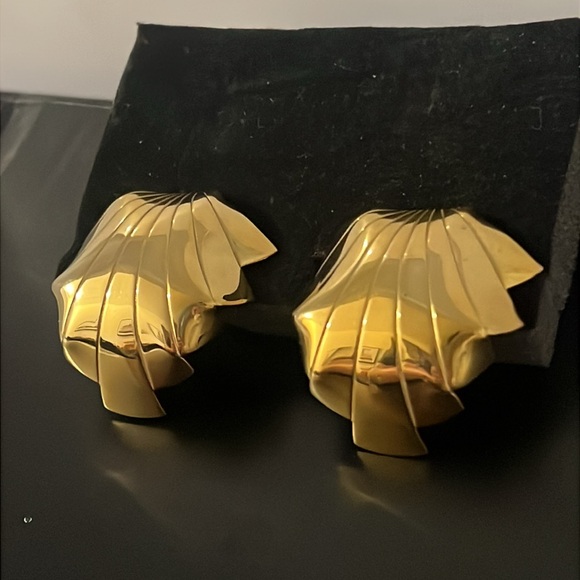 Y2K Givenchy Shiny Gold Plated Etched Abstract Runway Clip Earrings - Picture 6 of 15